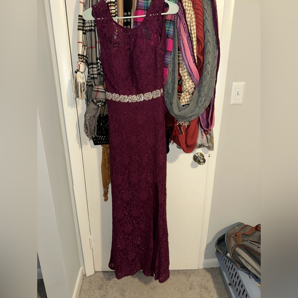 Worn once for my prom a few years ago. Size 5. fit well on me at 110lbs and 5’3.